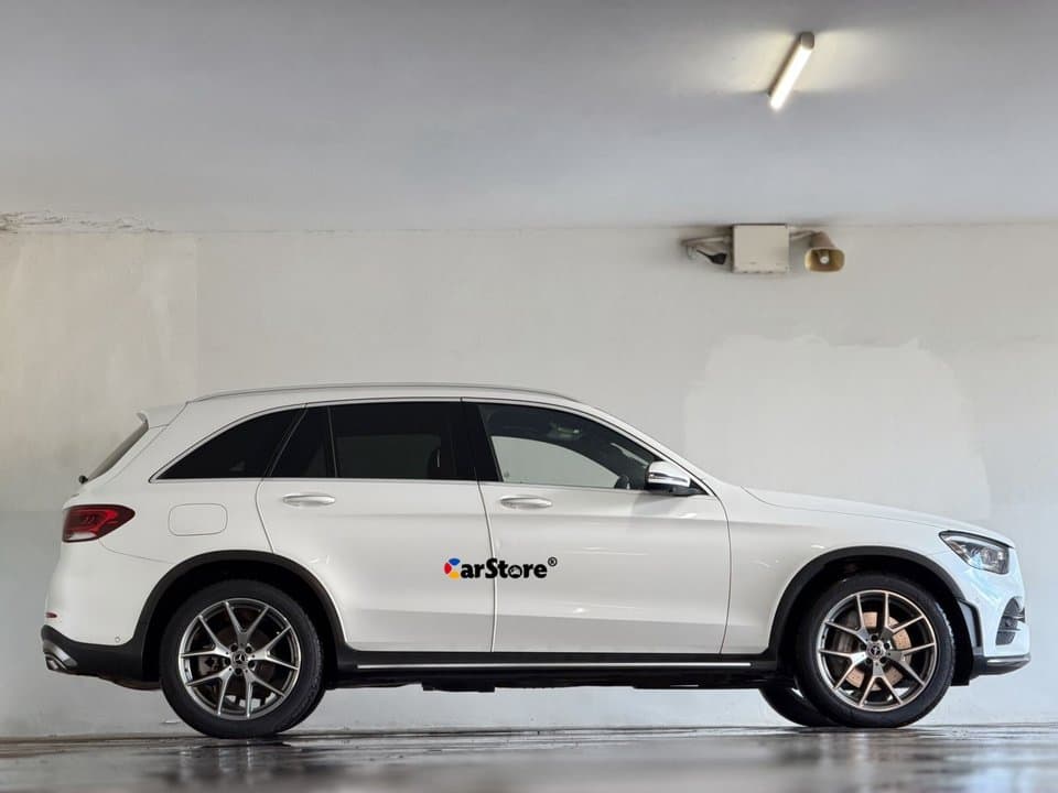 Mercedes-Benz GLC 300 4MATIC view 3