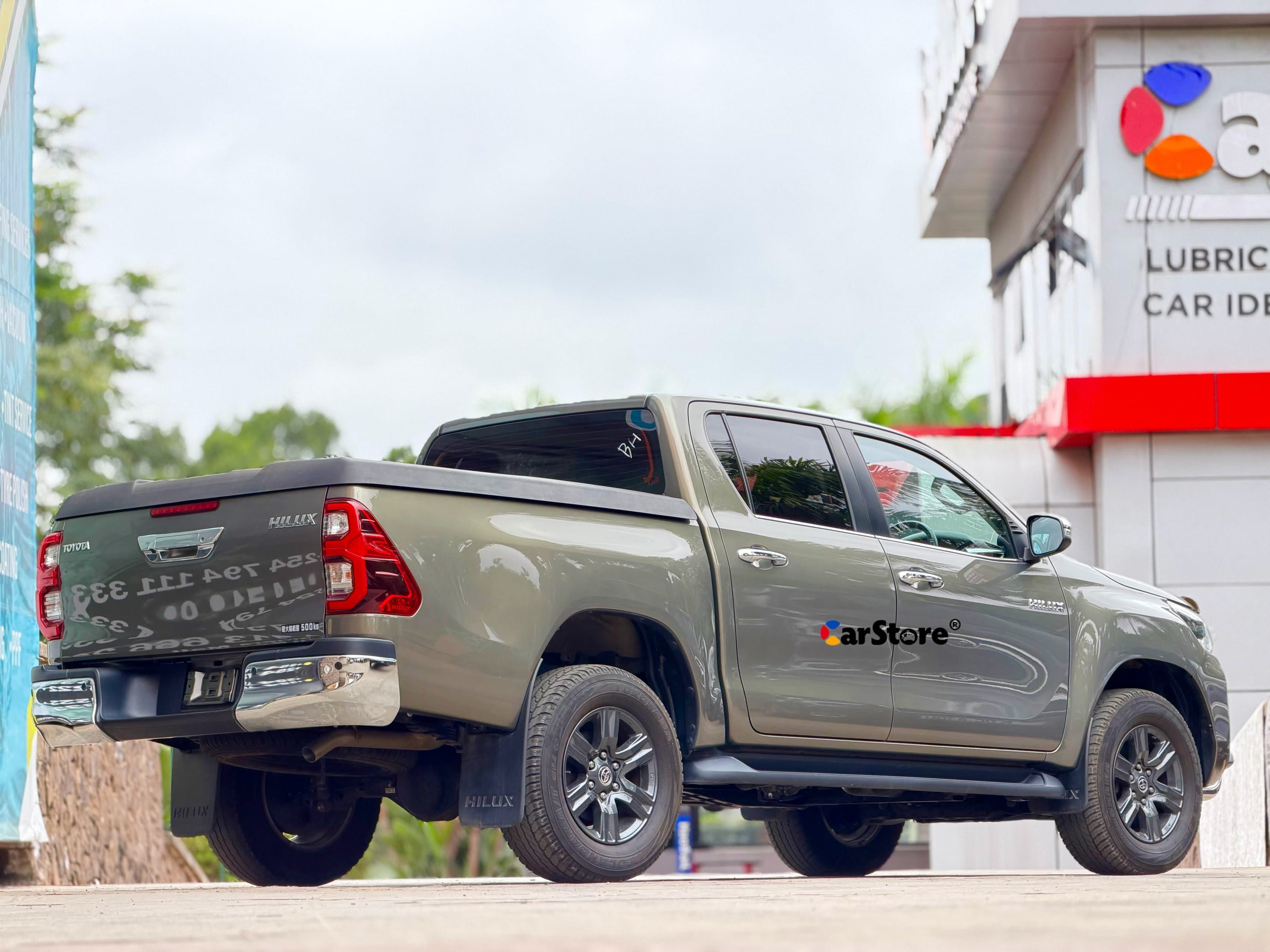 Toyota Hilux Double Cab view 2