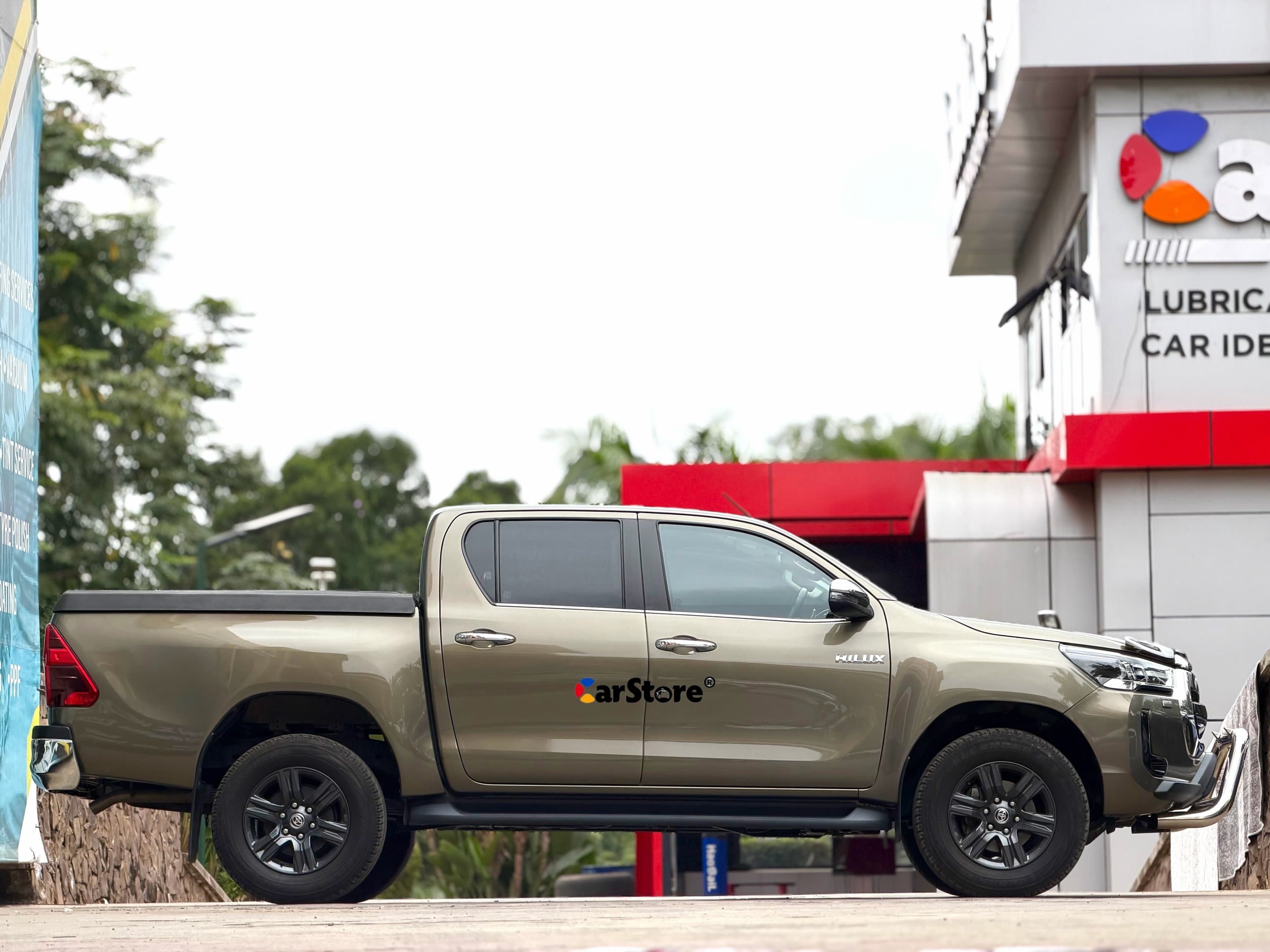 Toyota Hilux Double Cab view 3