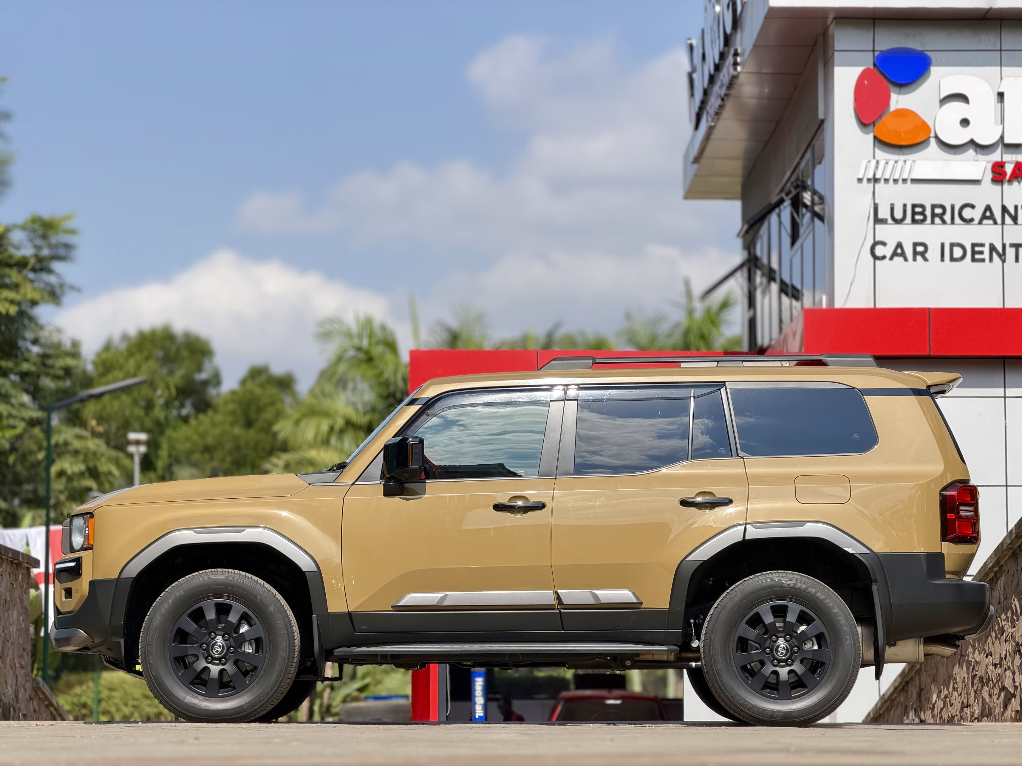 Toyota Land Cruiser Prado J250 view 3
