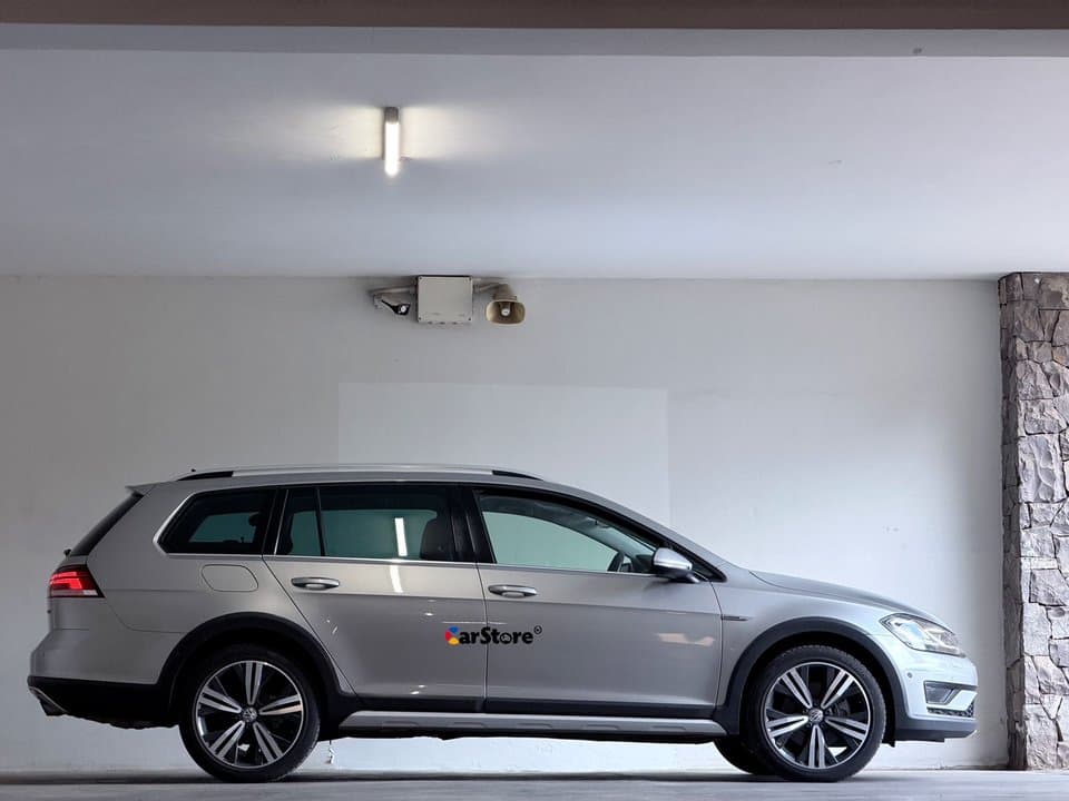 Volkswagen Golf Alltrack view 2